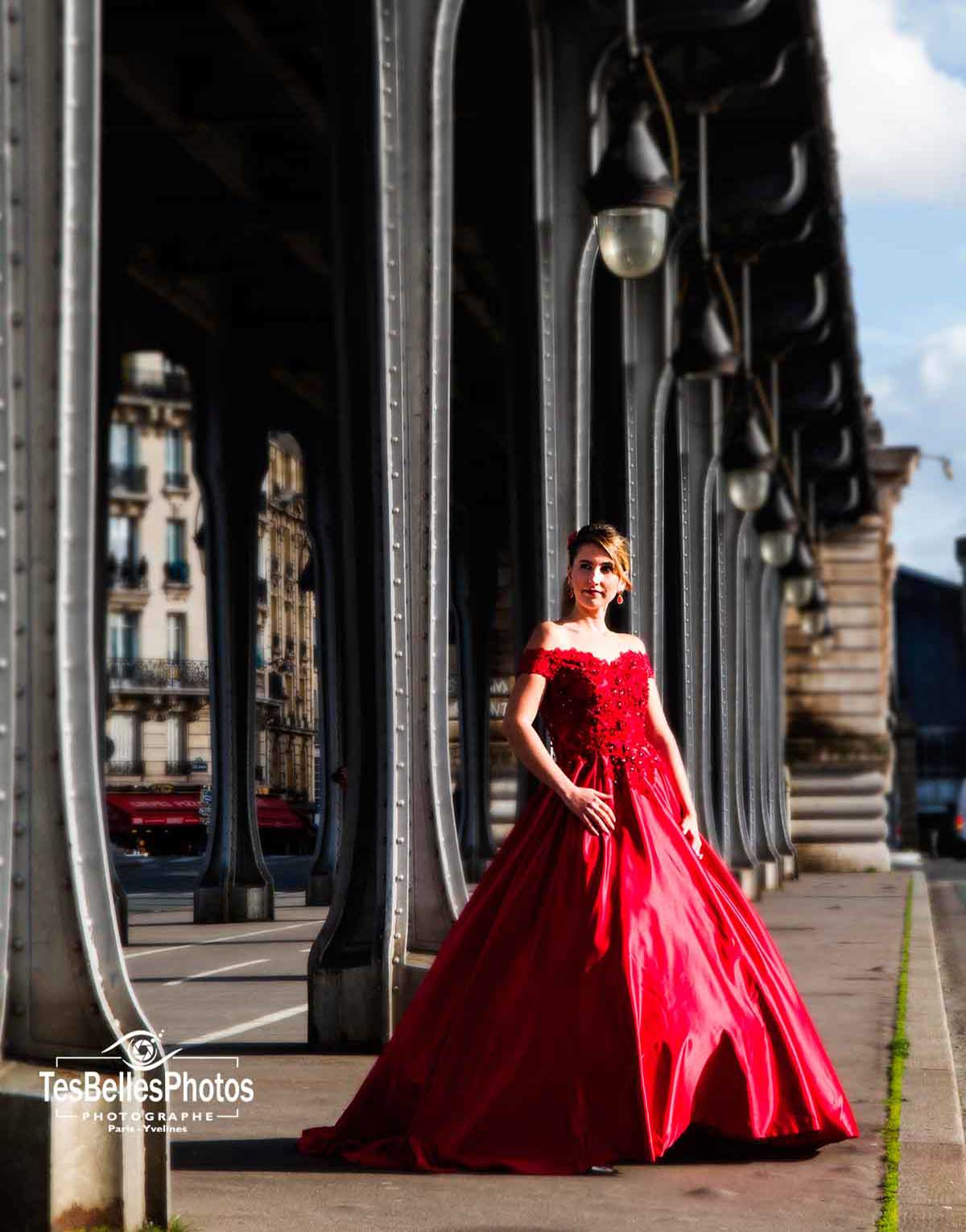 Pre-wedding photoshoot at the Pont de Bir-Hakeim in Paris