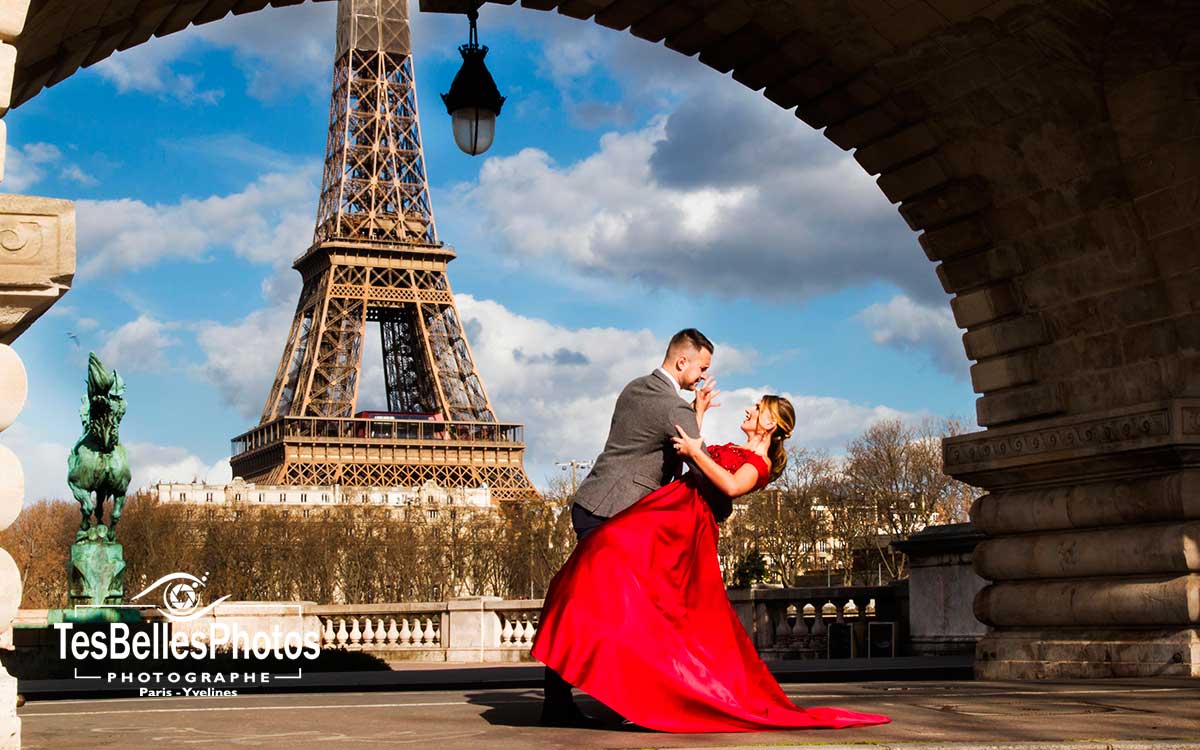Paris Pont de Bir-Hakeim couple pre-wedding photo shoot
